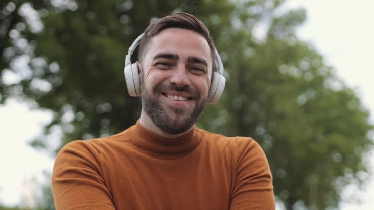 retrato de hombre escuchando musica