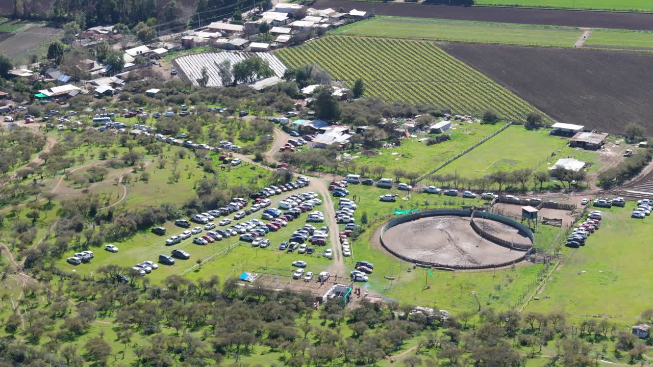 칠레 수도권 파이네 지역 차다 자치구에 주차된 자동차가 있는 구획