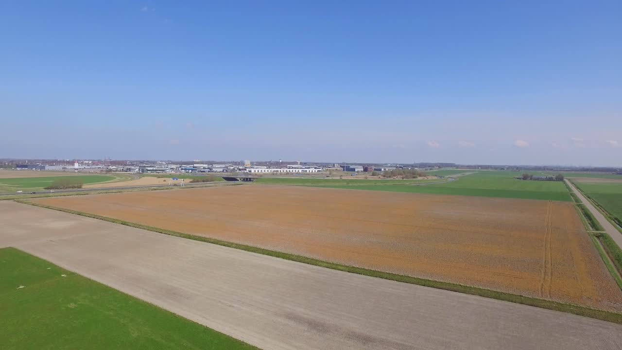 Luchtopname: Drierichtingsknooppunt en snelwegen nabij Goes, Nederland