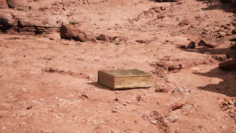 viejo libro en el desierto de red rock