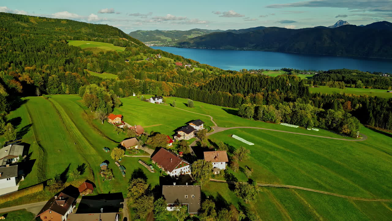vista aérea del campo austriaco con el lago atter en el fondo, la luz del sol sobre el valle