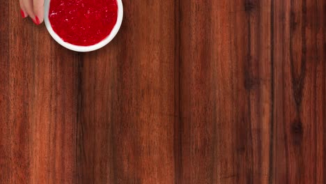 ofreciendo postre de gelatina roja