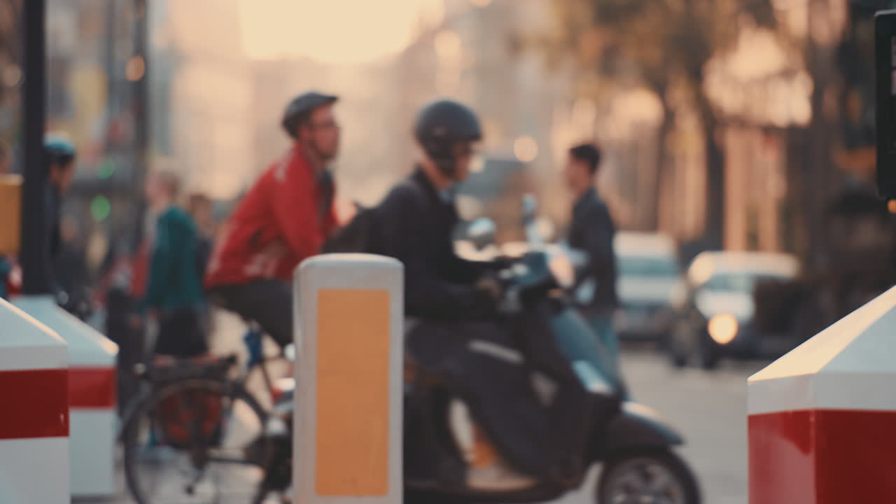 런던 시티 스트리트 슬로우 모션으로 걸어가는 무명 군중, 자전거, 자전거, 통근자