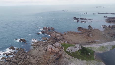 Forward-Drone-Shot-over-Brittany's-Shore-at-Low-Tide-Showing-Rocky-Landscape-and-Houses,-France-Gouffre-de-Plougrescant