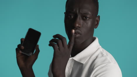 hombre afroamericano en el fondo azul.