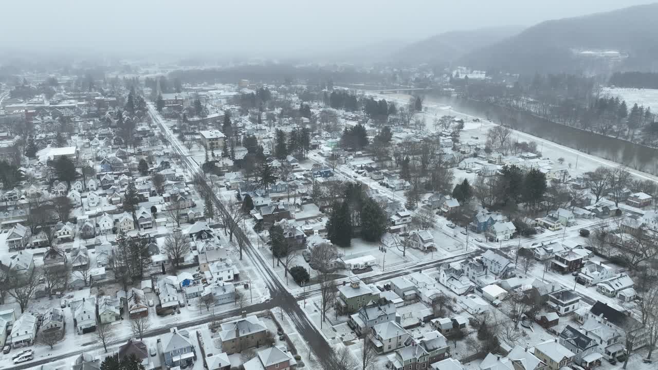 vuelo de drones de invierno sobre un barrio residencial en olean, nueva york
