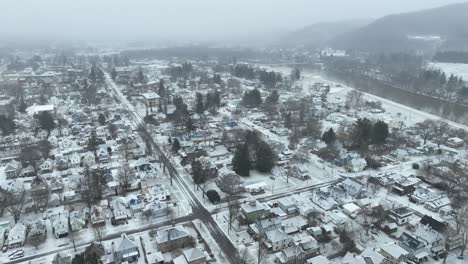 Vuelo-De-Drones-De-Invierno-Sobre-Un-Barrio-Residencial-En-Olean,-Nueva-York