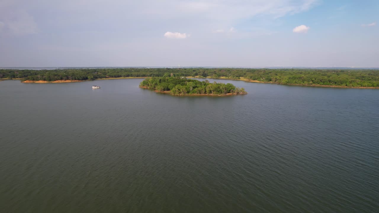 video aéreo del lago lewisville volando hacia una isla en el lado este de la autopista 35e