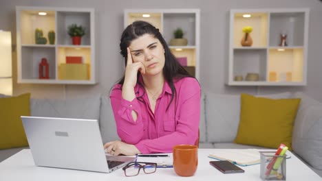 mujer trabajadora de oficina en casa pensando mirando a la cámara.