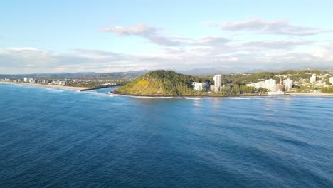 Vista-Desde-El-Océano-Tranquilo-De-Tallebudgera-Creek-Entre-Burleigh-Headland-Y-Tallebudgera-Beach-En-Australia