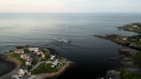 Luftaufnahmen-Eines-Segelboots-Am-Horizont-In-Ogunquit,-Maine-Bei-Sonnenuntergang