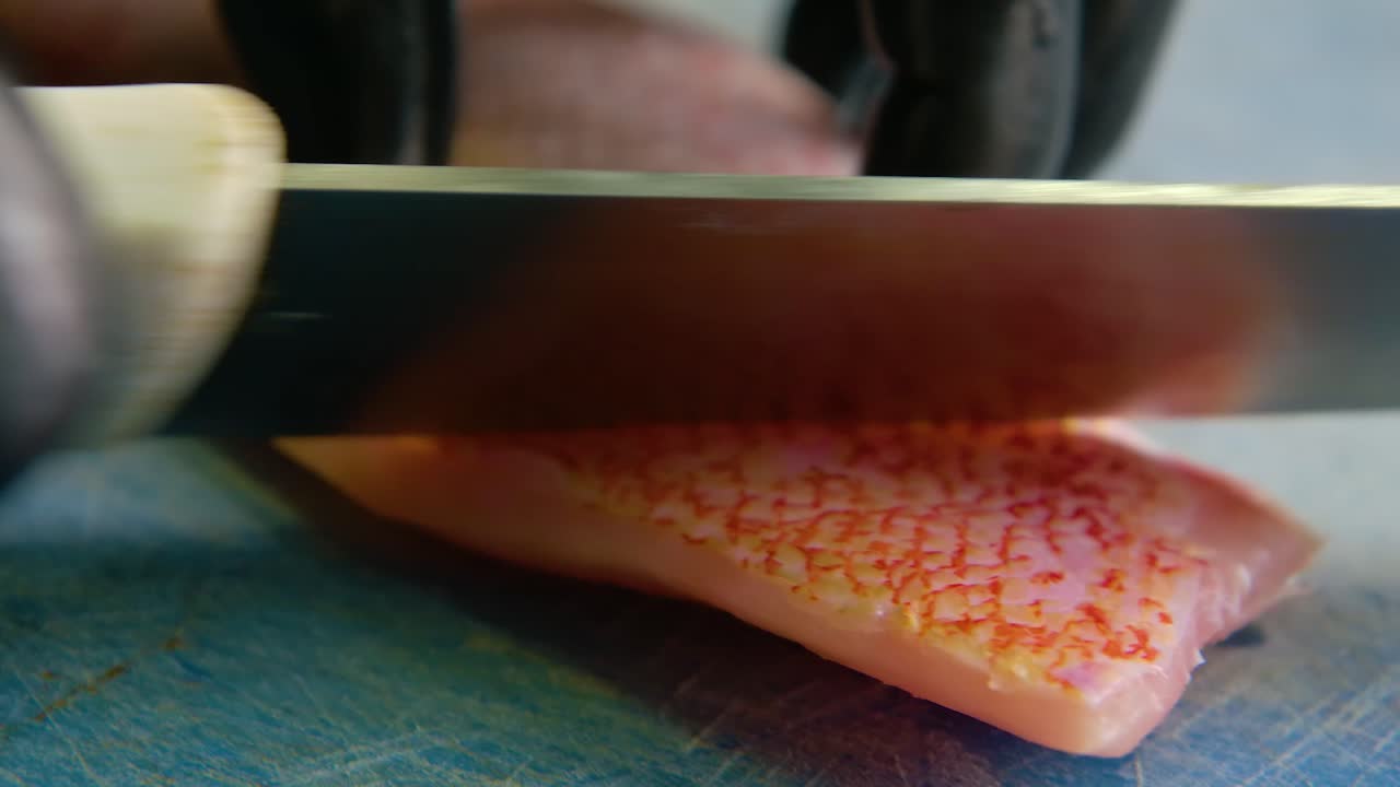 셰프가 을 기 위해 질을 는 동안 신선하게 은 스퍼 필레를 따라 후퇴합니다.