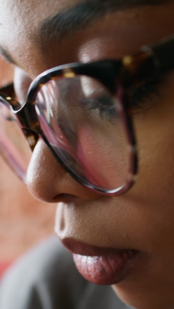 primer plano de una mujer con gafas