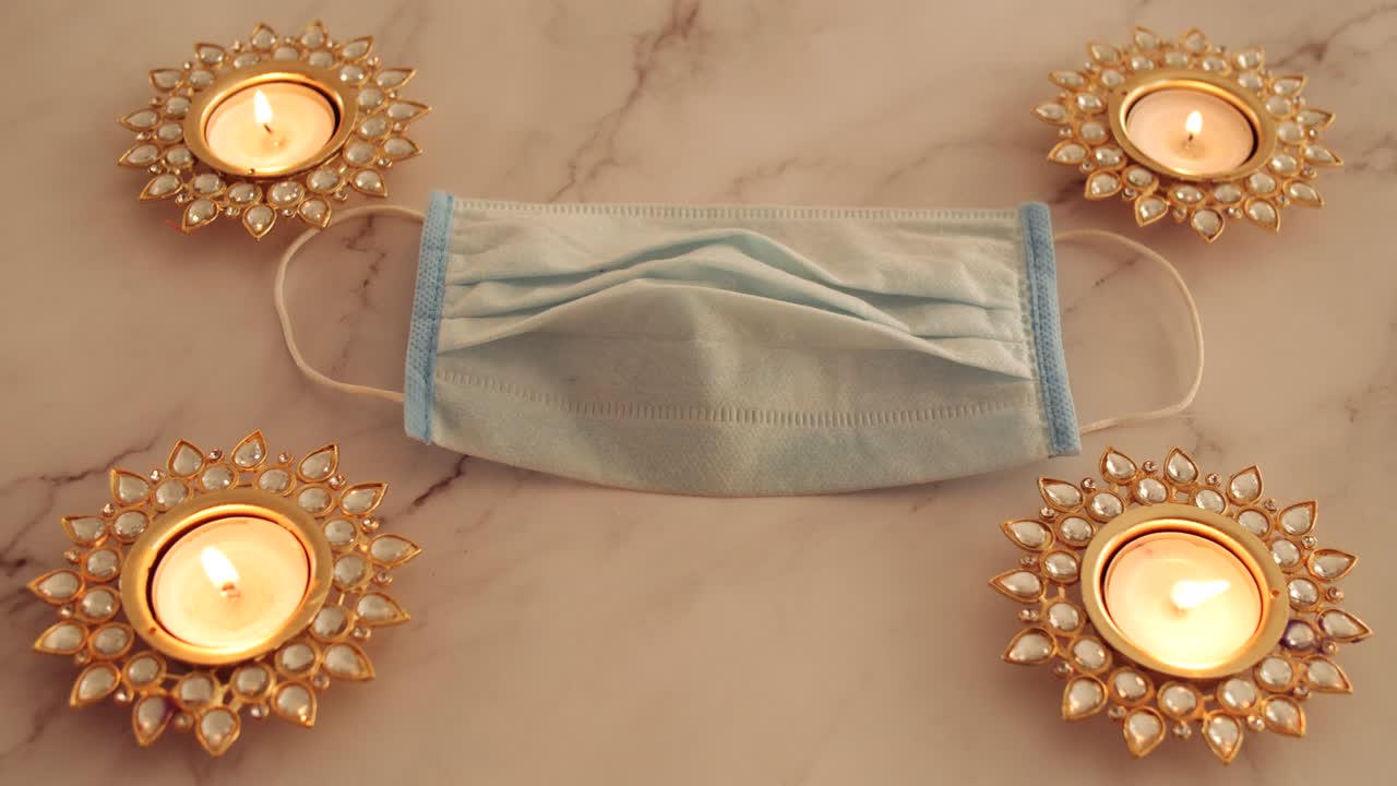 수술 마스크와 함께 낮 시간에 2020 년 디발리 디아가 켜지고 있습니다.