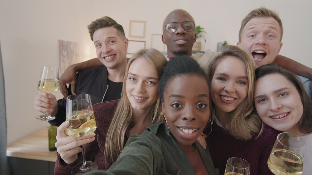 POV di amici felici che si fanno un selfie a una festa in casa