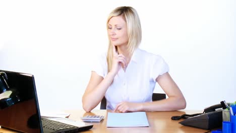 mujer de negocios reflexiva que trabaja en la oficina