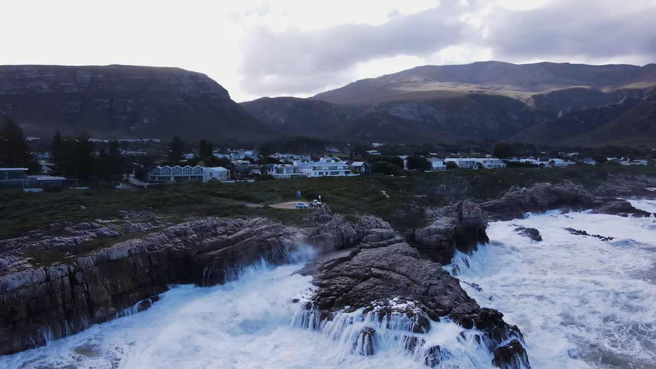 분노 한 바다 물결 은 헤르마누스 의 시버스포인트 에서 바위 가 있는 해안선 에 부 ⁇ 히고 있다