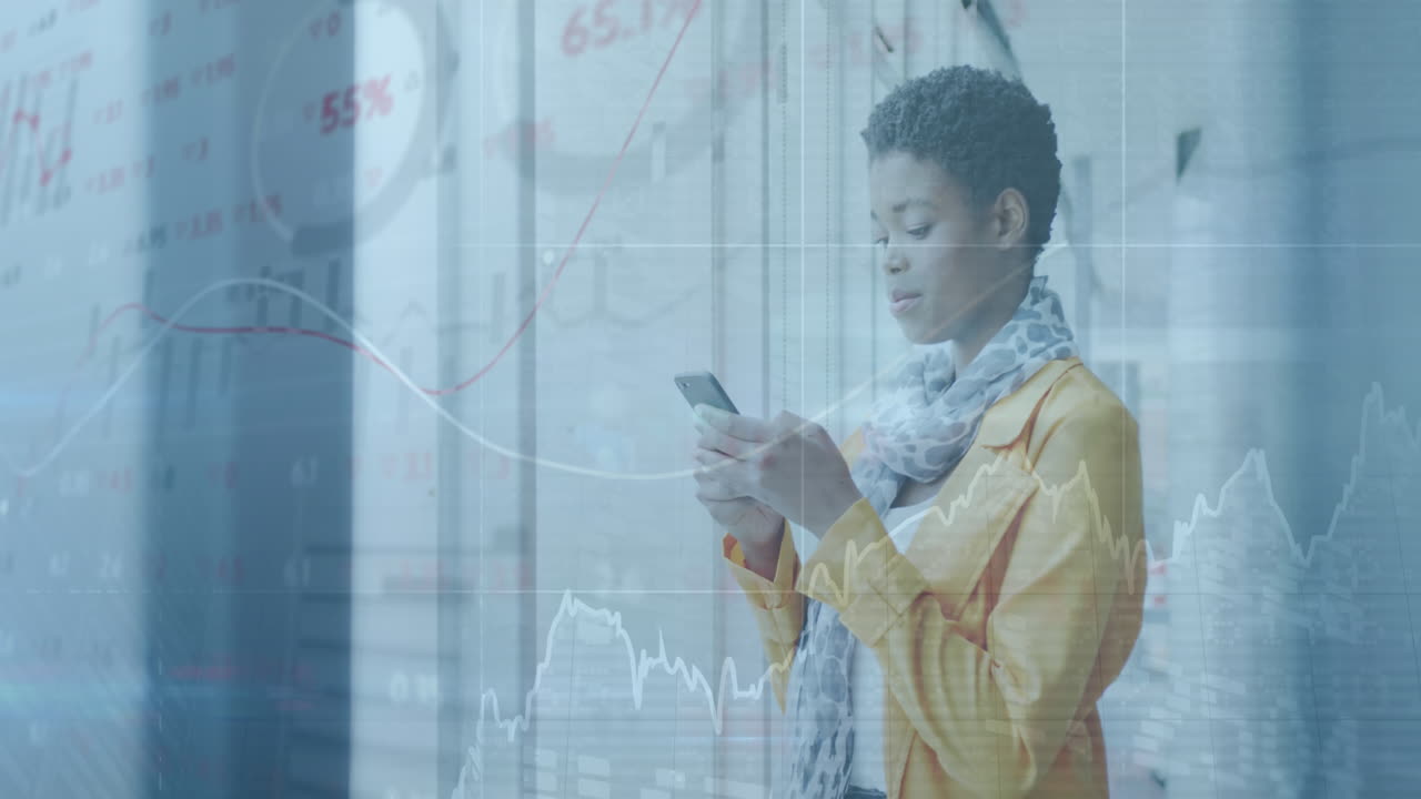 animación de gráficos y tablero de negociación sobre mujer afroamericana de pie y usando teléfono celular