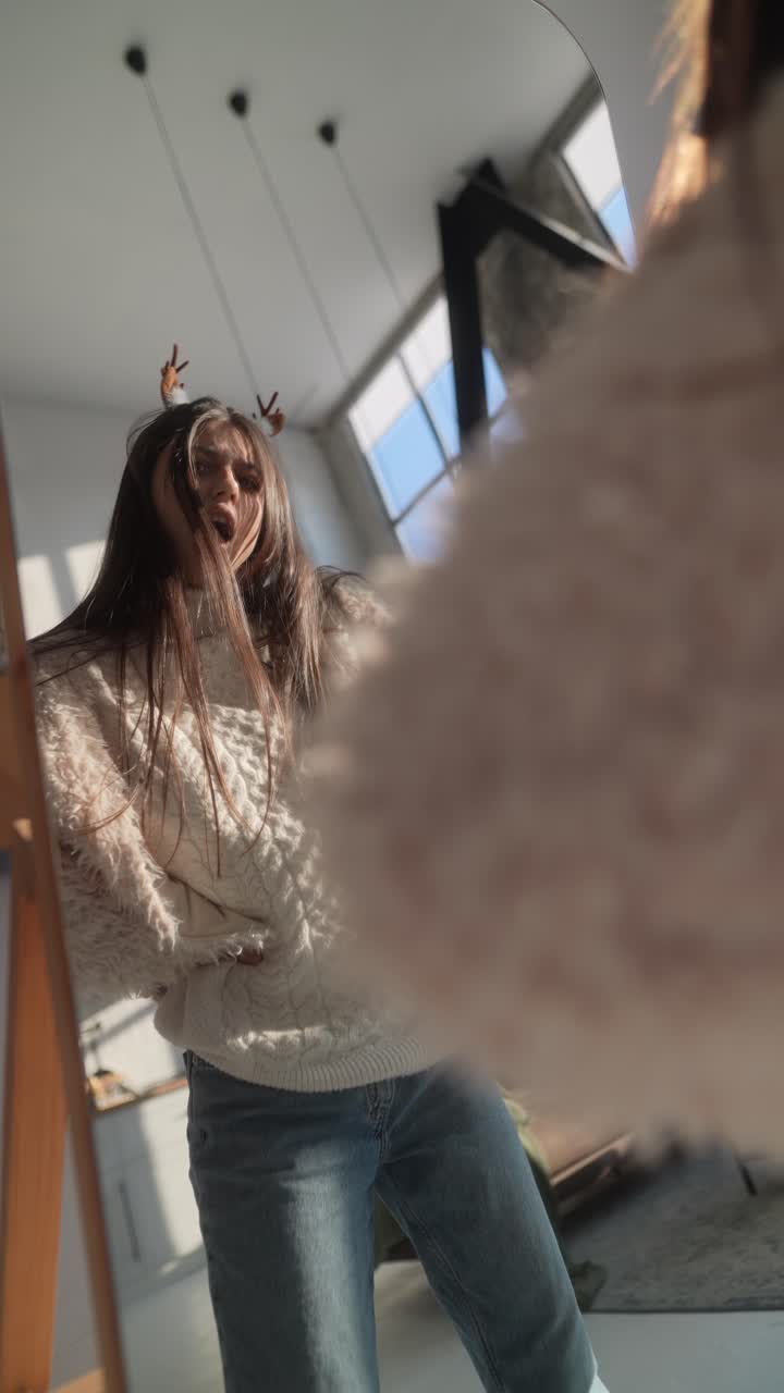 mujer posando frente al espejo