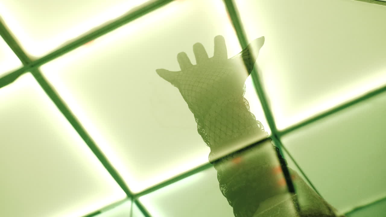 mano en el reflejo con luces de colores