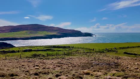 Una-Toma-Estática-De-4k-Mirando-Hacia-El-Este-En-El-Camino-Hacia-El-Castillo-De-Dunlough-Península-De-Mizen-Irlanda