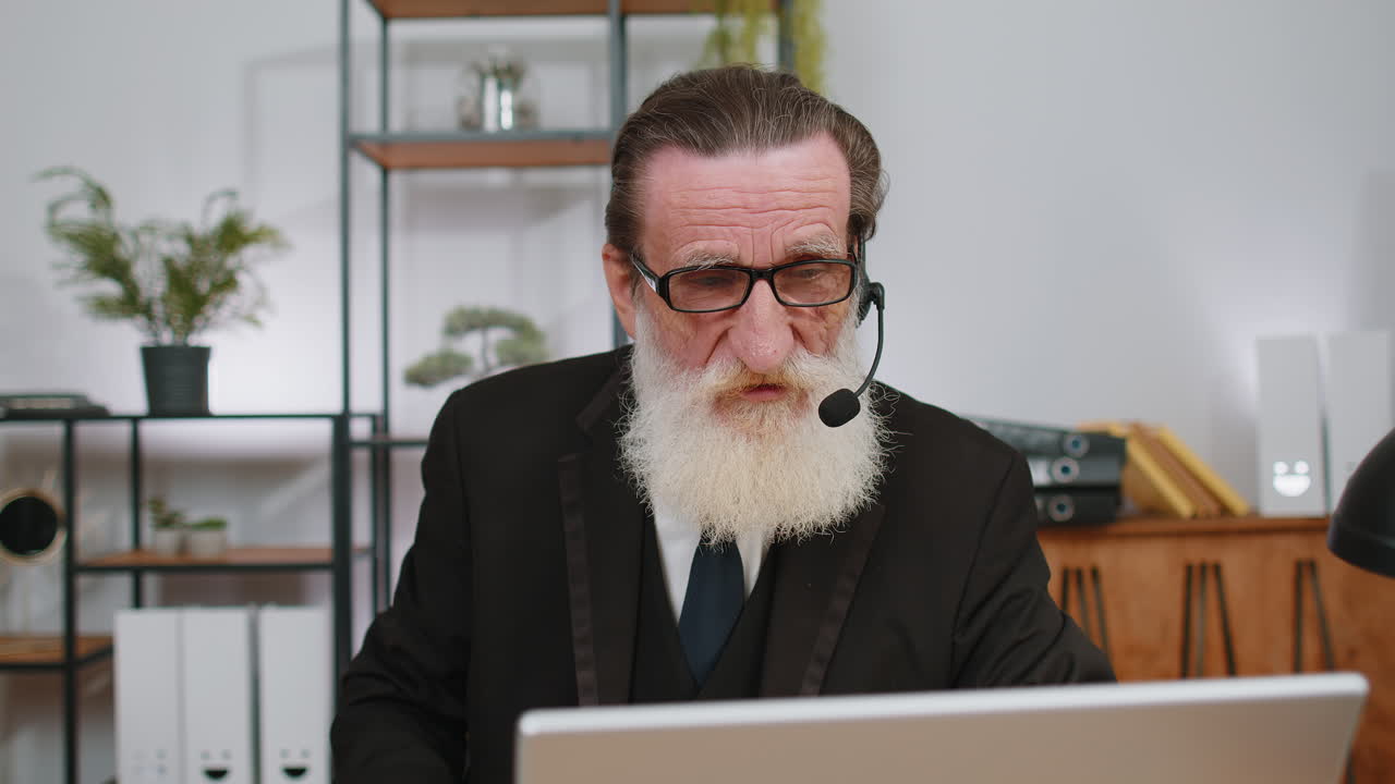 hombre de negocios trabajando en una computadora portátil con auriculares, centro de llamadas, operador de servicio de apoyo, línea de ayuda de la oficina