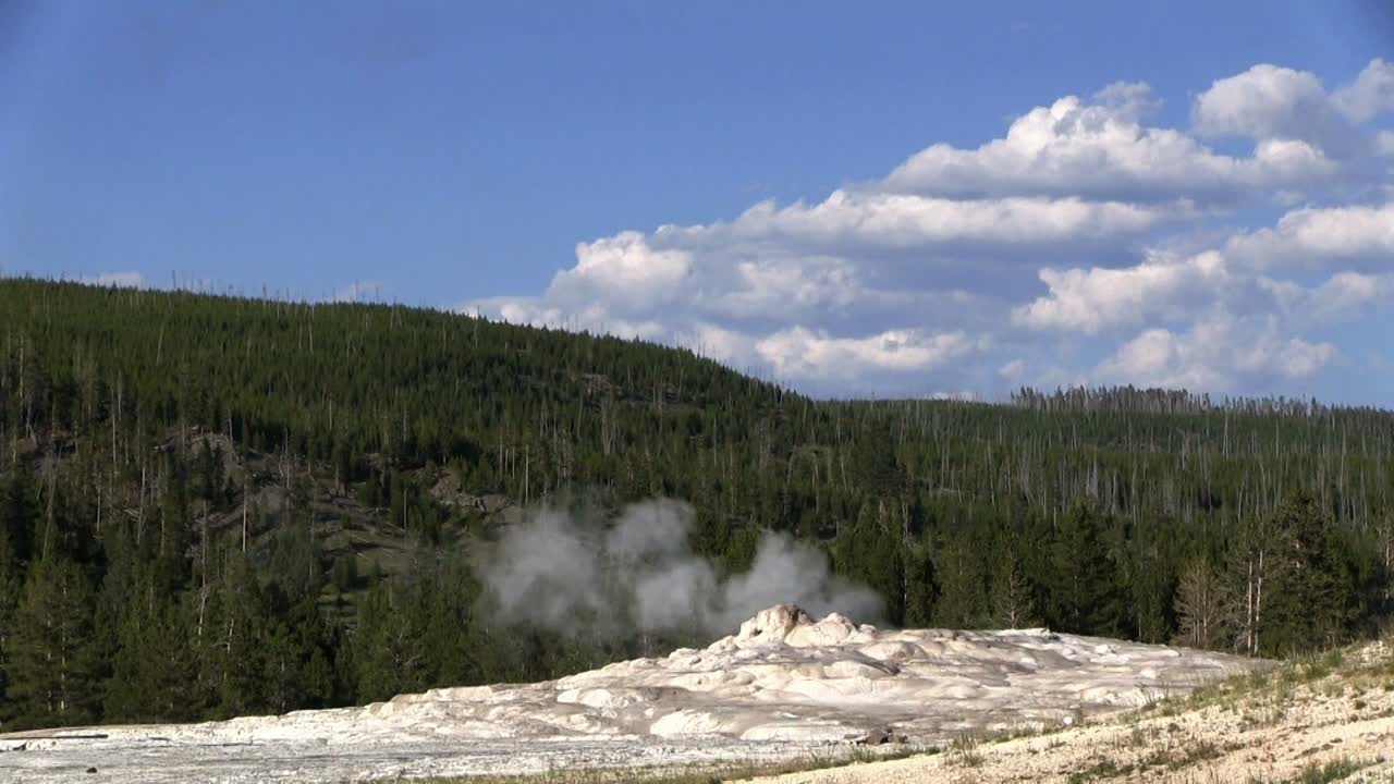 viejo géiser fiel entra en erupción en el parque nacional de yellowstone 2