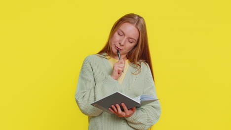 mujer haciendo notas escribiendo pensamientos con pluma en el bloc de notas cuaderno diario lista de tareas buena idea