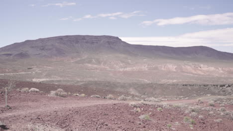 montañas en nevada usa con cielos azules