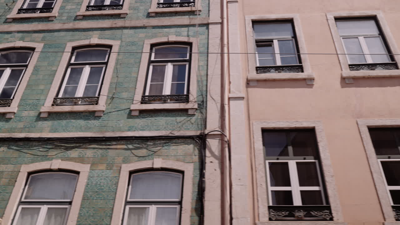 Facciata di un vecchio edificio europeo con piastrelle colorate