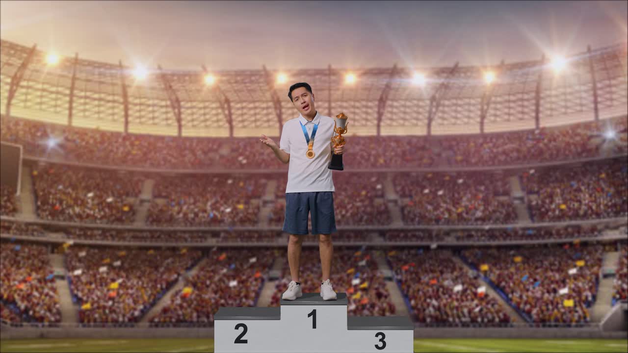 hombre en el podio sosteniendo el trofeo