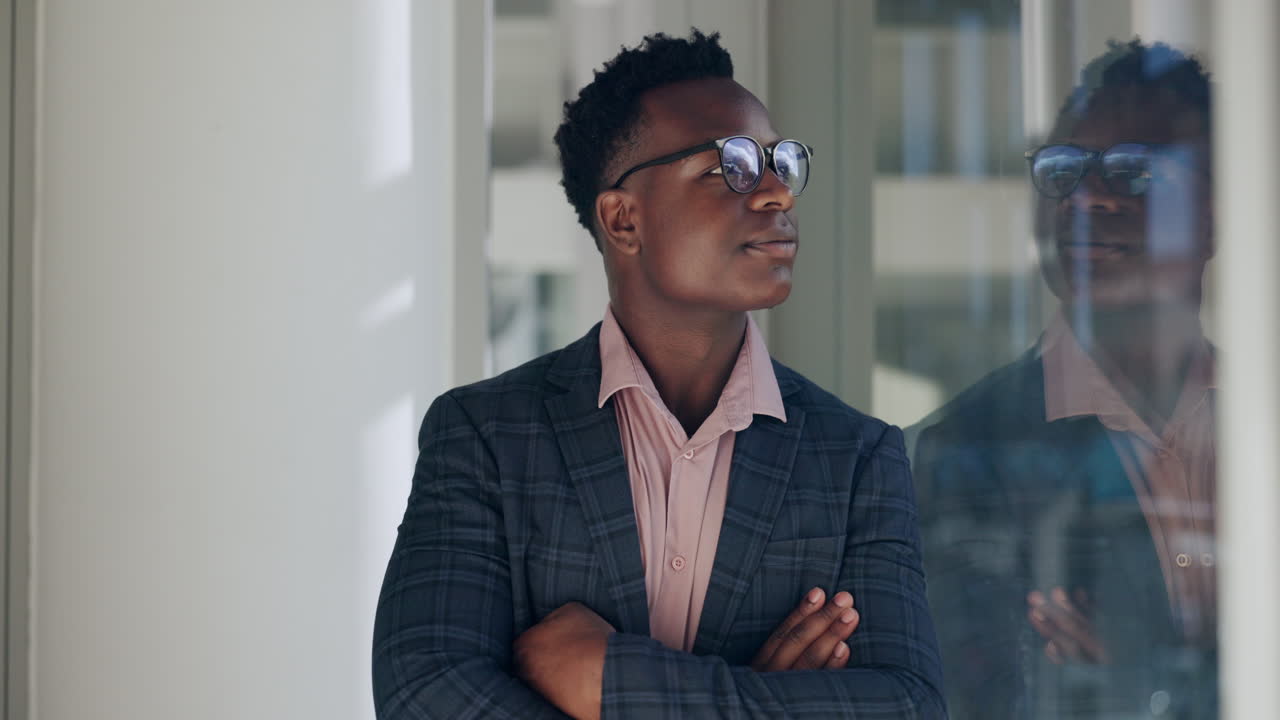 un hombre de negocios en una postura pensativa.