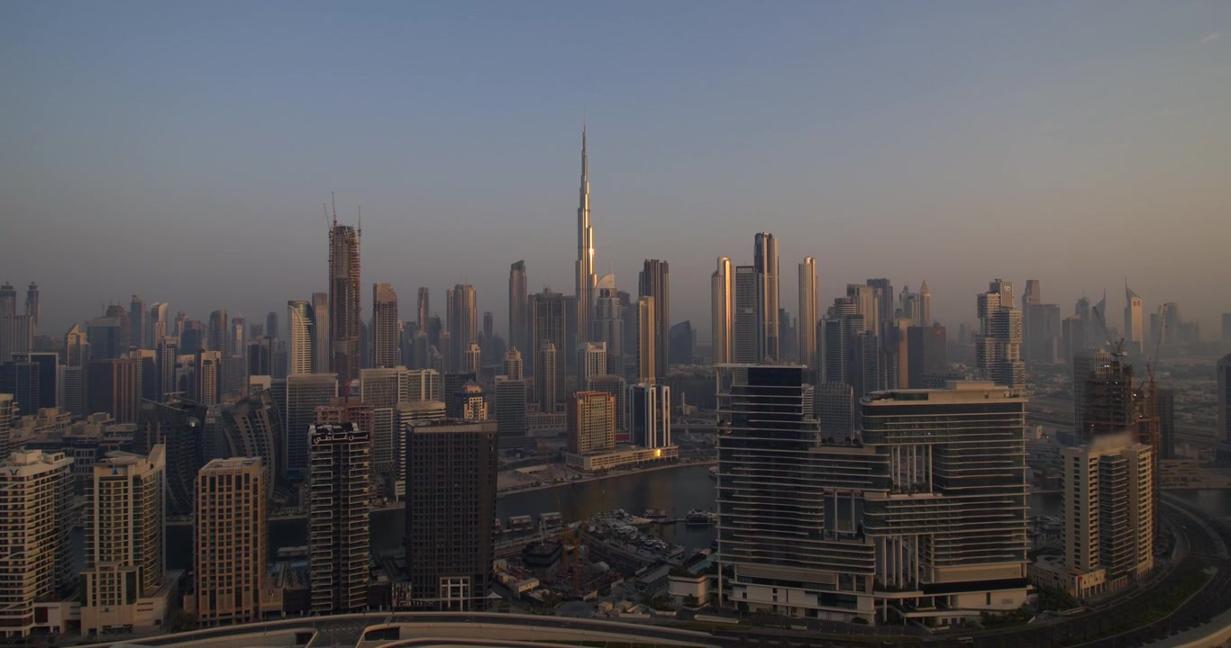 Un timelapse dall'alba al tramonto dello skyline di Dubai, che mostra le luci della città che svaniscono mentre il sole del mattino illumina il Burj Khalifa e i grattacieli circostanti
