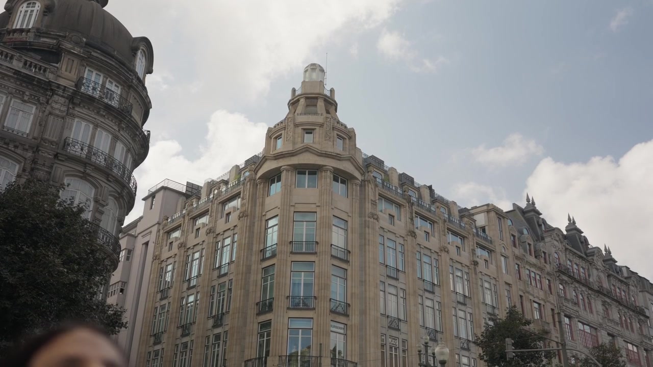 Facciate di appartamenti in granito ornate e torretta angolare su Viale degli Alleati a Porto