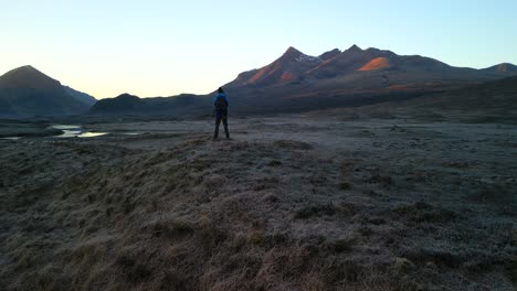 Langsamer-Schwenk-Zum-Black-Cuillin-Im-Morgengrauen-Mit-Wanderer-Auf-Der-Isle-Of-Skye-In-Schottland