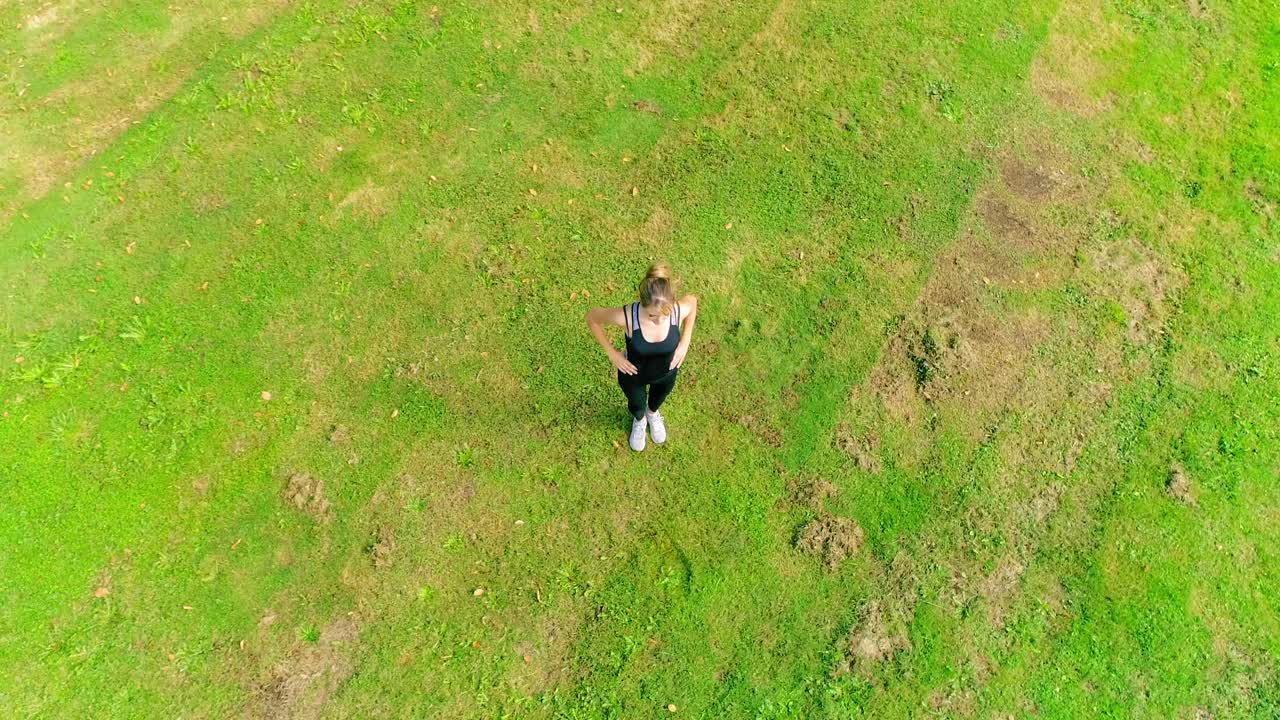 일출 때 공원에서 야외 운동을 하는 젊은 아름다운 여성의 4k 샷