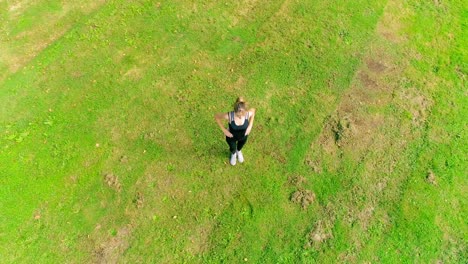 Toma-4k-De-Mujeres-Hermosas-Jóvenes-Haciendo-Ejercicios-Al-Aire-Libre-En-Un-Parque-Al-Amanecer