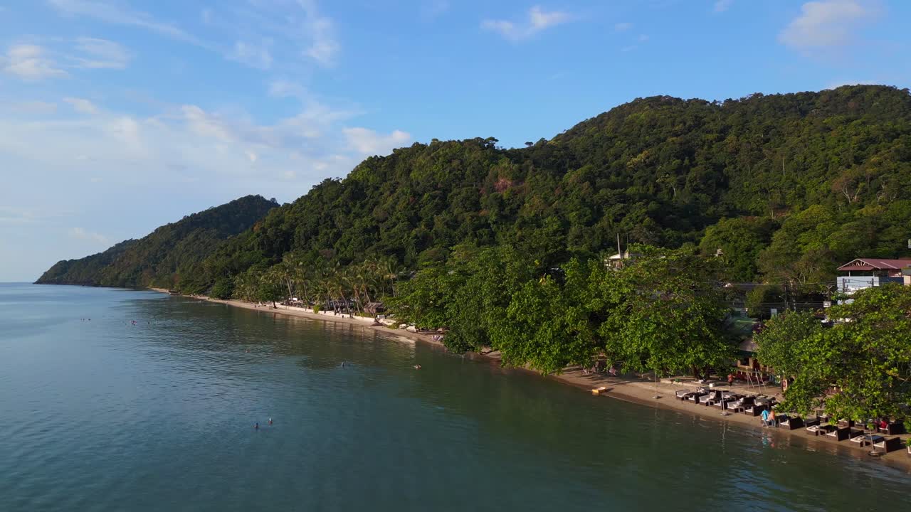 vista aérea mágica vuelo de arriba playa pueblo cabañas resort, bungalows tropicales en la isla montañosa tailandia 2022