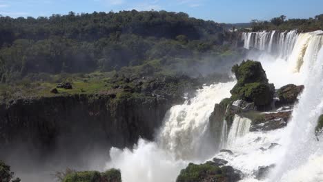 伊瓜蘇瀑布 (iguazu falls) 位於巴西阿根廷邊境的伊瓜蘇國家公園