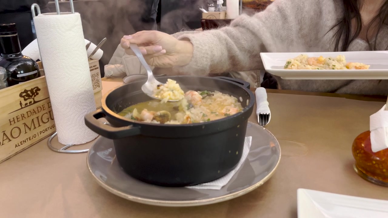 Riso di mare tradizionale portoghese servito caldo con frutti di mare freschi, che combina sapori ricchi e ingredienti di qualità in un autentico piatto costiero.