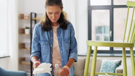 Concepto-De-Renovación,-Bricolaje-Y-Mejoras-Para-El-Hogar-Madre-E-Hija-Aplicando-Solvente-Al-Tejido-Y-Limpiando-Una-Vieja-Silla-De-Madera-En-Casa