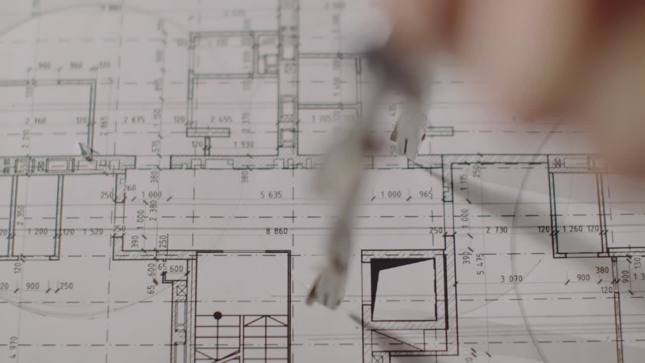 el joven arquitecto dibuja un dibujo en papel. primer plano.