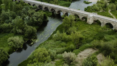 Römische-Brücke-Von-Salamanca-über-Den-Fluss-Tormes-Am-Ufer-Der-Spanischen-Stadt-Salamanca