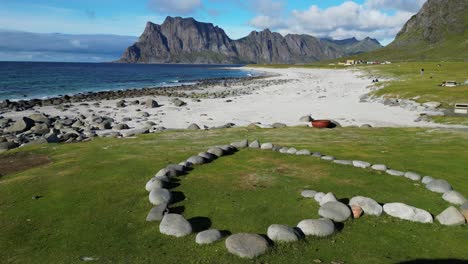 playa de uttakleiv y corazón de piedra en las islas lofoten en noruega, escandinavia