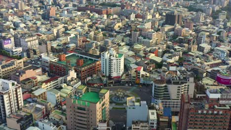 vista aérea de pájaros vuelo de drones área del centro de la ciudad capturando el paisaje urbano con el círculo de douliu, la rotonda emblemática en el centro de la cidade, condado de yunlin, taiwán
