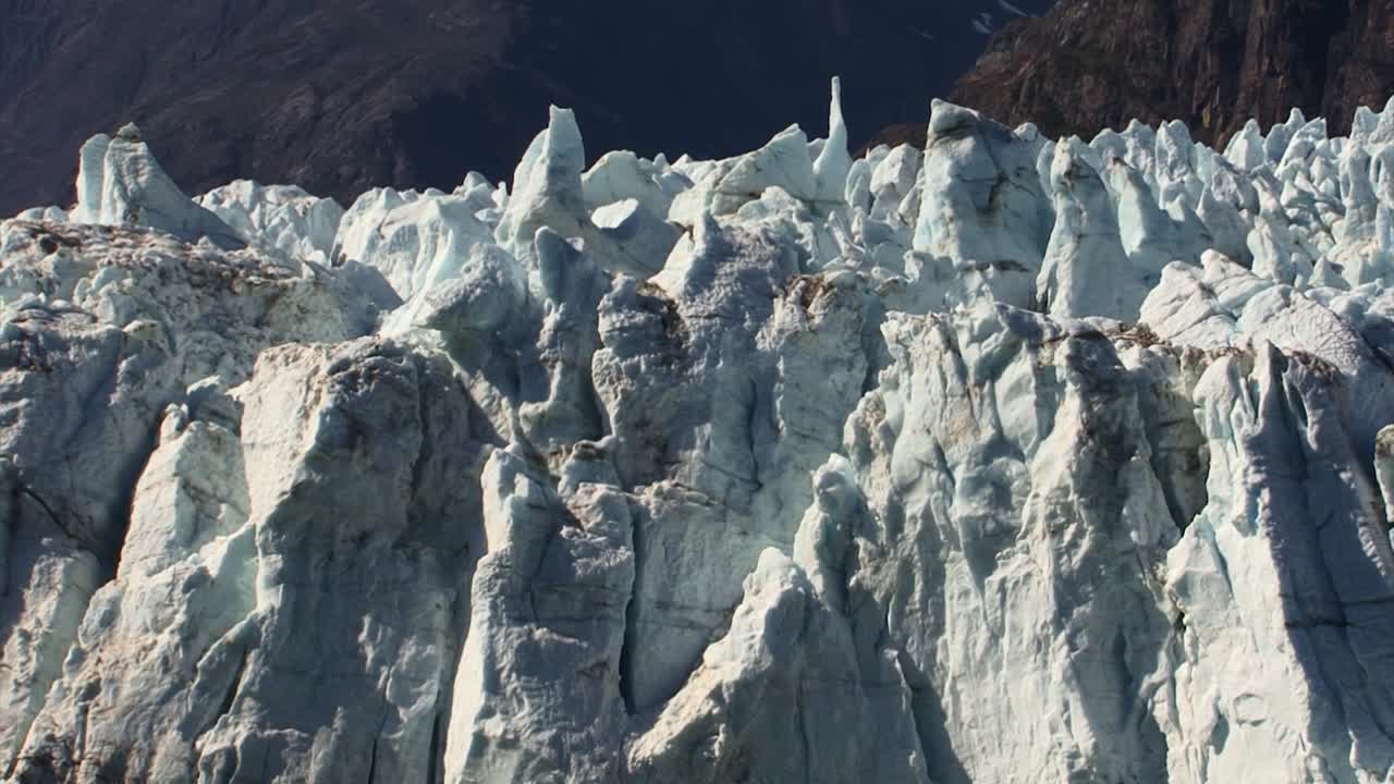 parte superior irregular de un glaciar en alaska