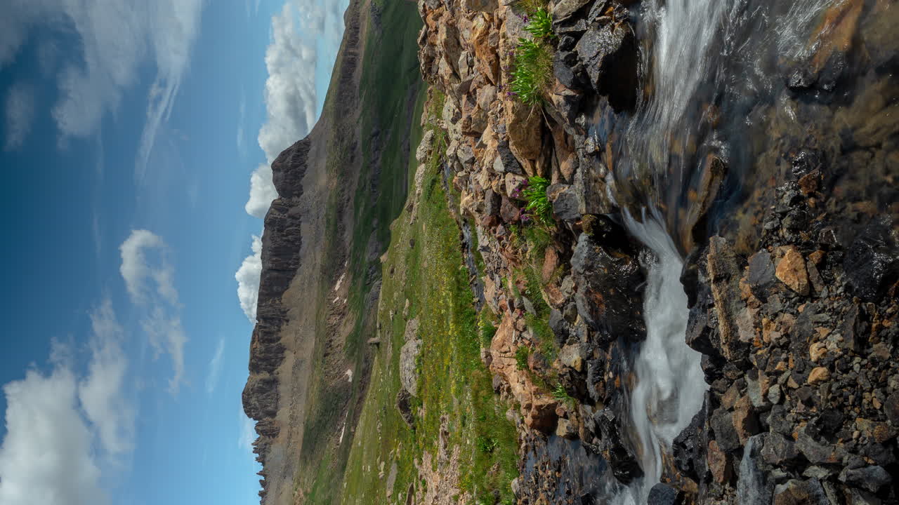 vertical 4k time lapse, arroyo de montaña y paisaje prístino de colorado ee.uu.