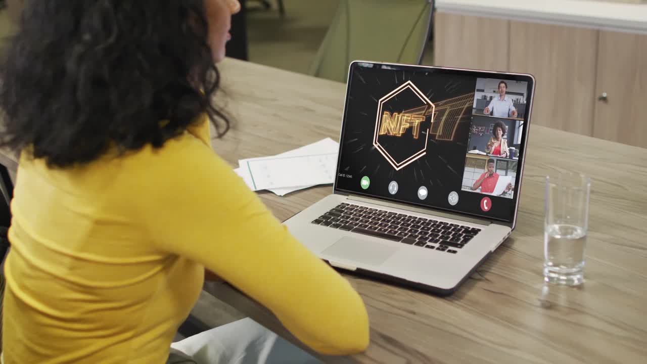 mujer de negocios biracial que usa una computadora portátil para videollamadas con diversos colegas de negocios