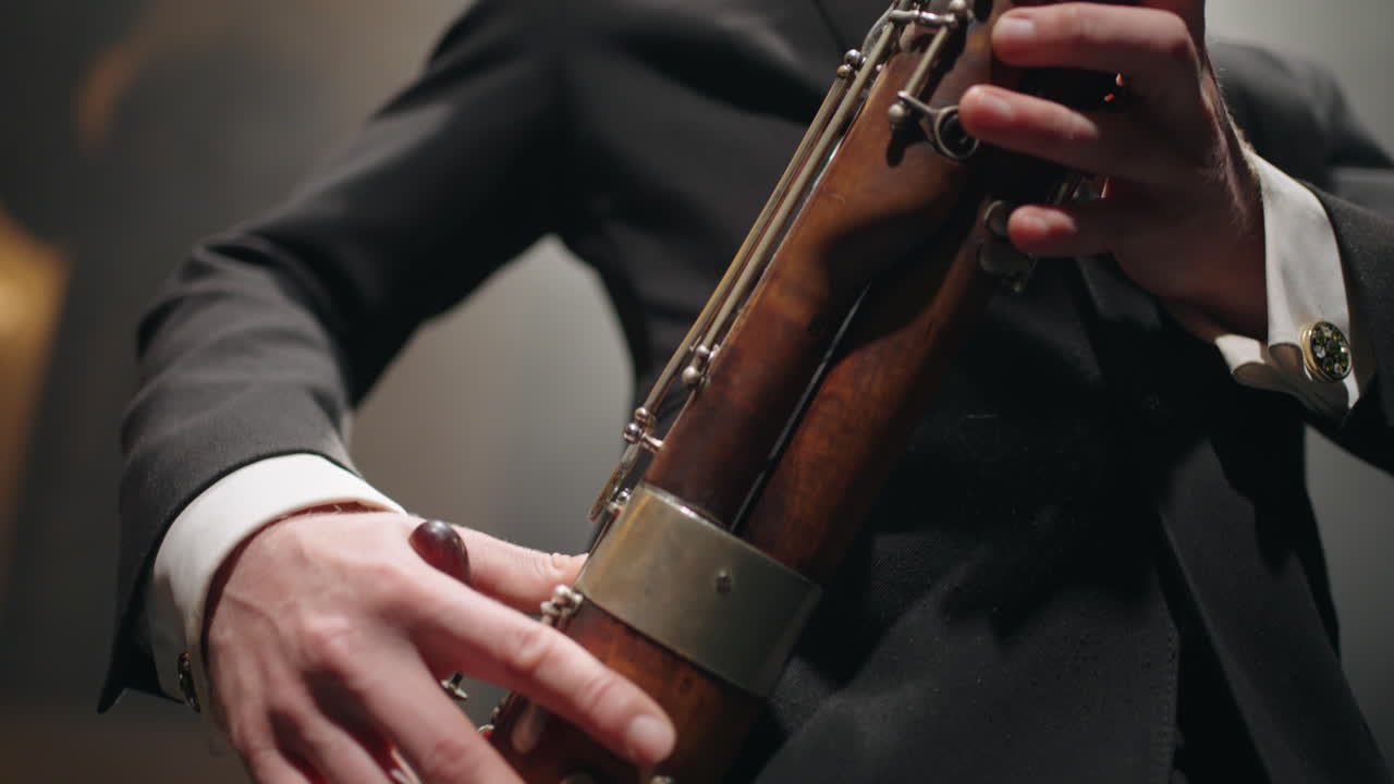 재능 있는 음악가 의 손 에 있는 바구니 남자 는 무대 에서 음악 을 연주 하고 있다.