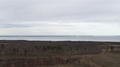 Luftaufnahme-Drohne-Flug-Winterlandschaft-über-See-In-Kinnekulle-Schweden-Ansicht-Vänern-See